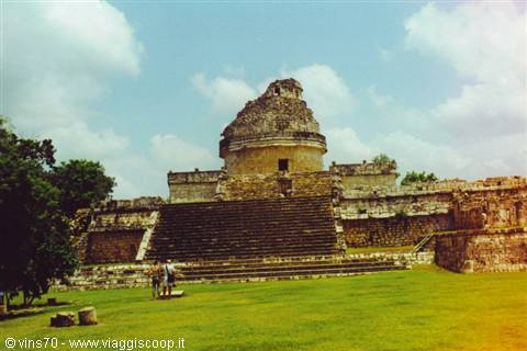 El Caracol observatory at Chichén Itzá, Mayan stone under cloudy sky