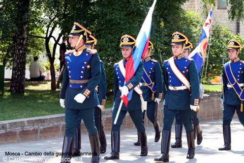 Kremlin guard changing ceremony: soldiers in blue uniforms carry flags