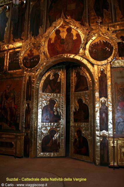 Suzdal, Nativity Cathedral: gilded iconostasis with painted holy doors