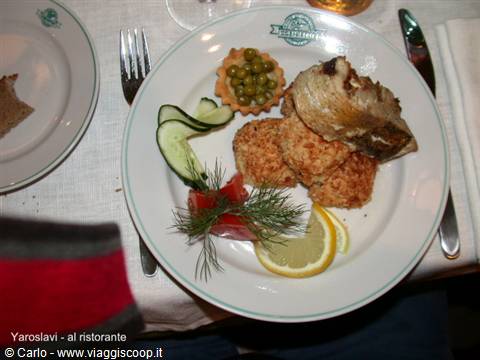 Fish dish with patties, cucumber and lemon at a Yaroslavl restaurant