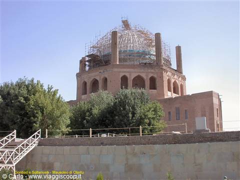 Oljeitu Mausoleum in Soltaniyeh, brick dome under restoration scaffolding