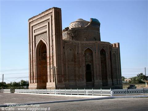 Brick mausoleum with turquoise dome at Kunya-Urgench