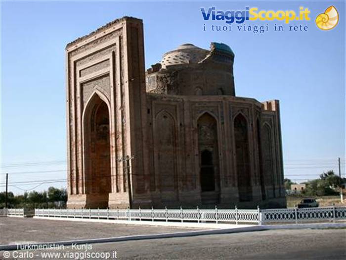 Brick mausoleum with turquoise dome at Kunya-Urgench