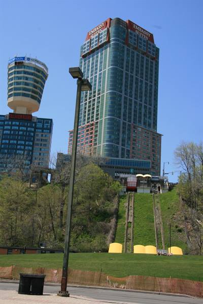 Embassy Suites Fallsviev Hotel 