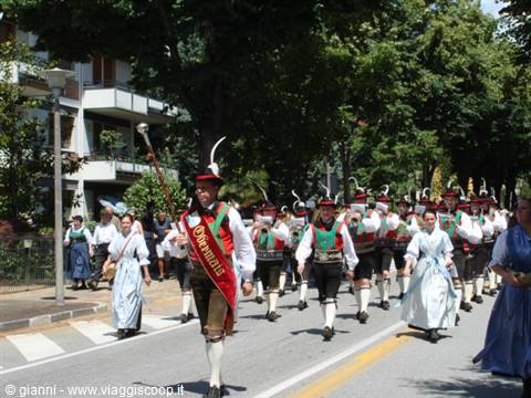 Parade through the streets of Merano 8