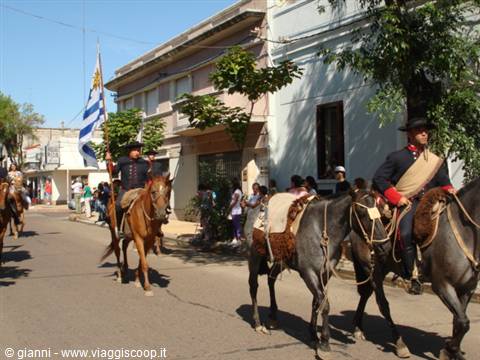 The parade of three thousand Gauchos on horseback is opened by soldiers in period uniforms.