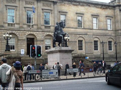 Equestrian Wellington statue in front of Edinburgh's stone Register House