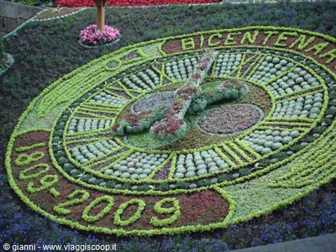 Geneva flower clock made of green and red plants, Bicentenaire 1809-2009 inscription