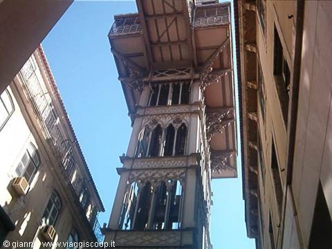 The lift to Carmo