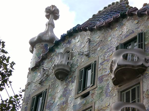 Casa Batlló facade in Barcelona with ceramic trencadís and balconies