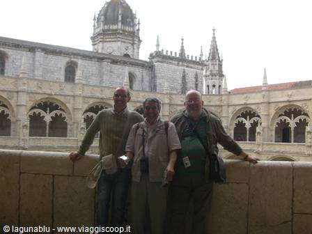 Three visitors in the cloister of the Jerónimos Monastery in Lisbon