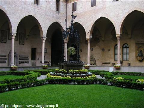 Cloister inside the Basilica del Santo
