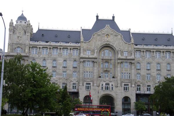Gresham Palace, Art Nouveau stone facade with dark roof, red bus below