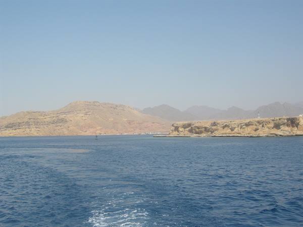 By boat towards the island of Tiran