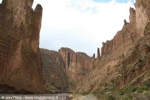 Gorge on the road to Takesi