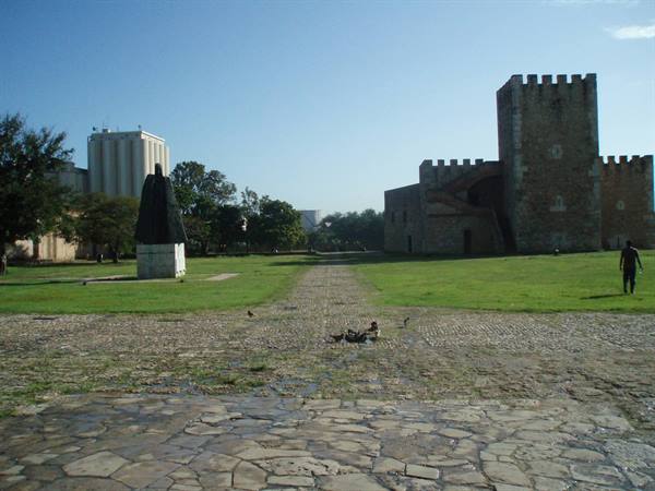Fortaleza Ozama in Santo Domingo: stone tower, green lawn, old cobblestones