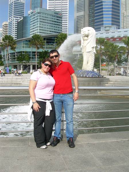 Couple posing in front of the Merlion statue in Singapore