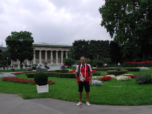 Tourist in red shirt at Vienna's Volksgarden, in front of the Theseus Temple