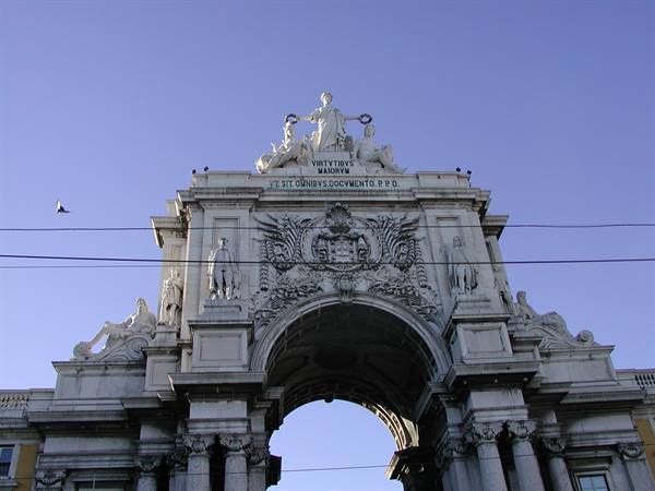 Rua Augusta Arch in Lisbon, pale stone, statues on top, blue sky