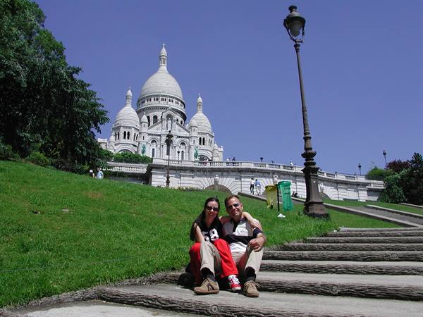 Couple sitting on the steps in front of the Sacré-Cœur, Montmartre