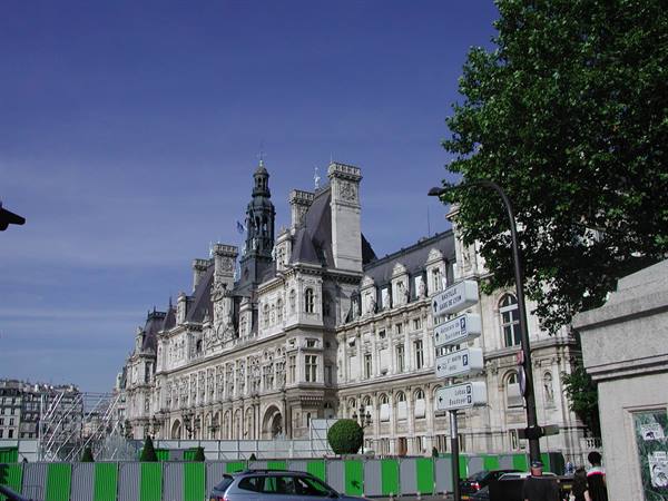 Ornate stone facade of Paris Hôtel de Ville under blue sky