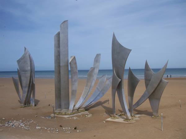 Les Braves monument, steel sculptures on the sand of Omaha Beach