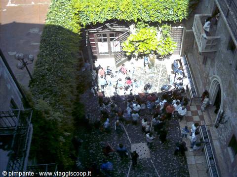 Crowds fill Juliet's House courtyard in Verona beneath the famous balcony