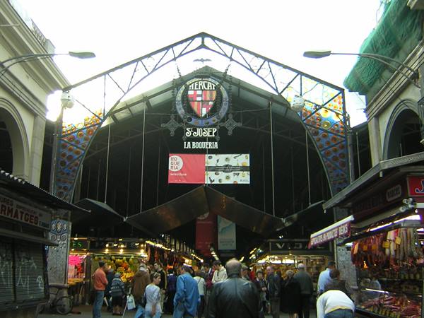 THE FRUIT AND VEGETABLE MARKET NEAR THE RAMBLAS