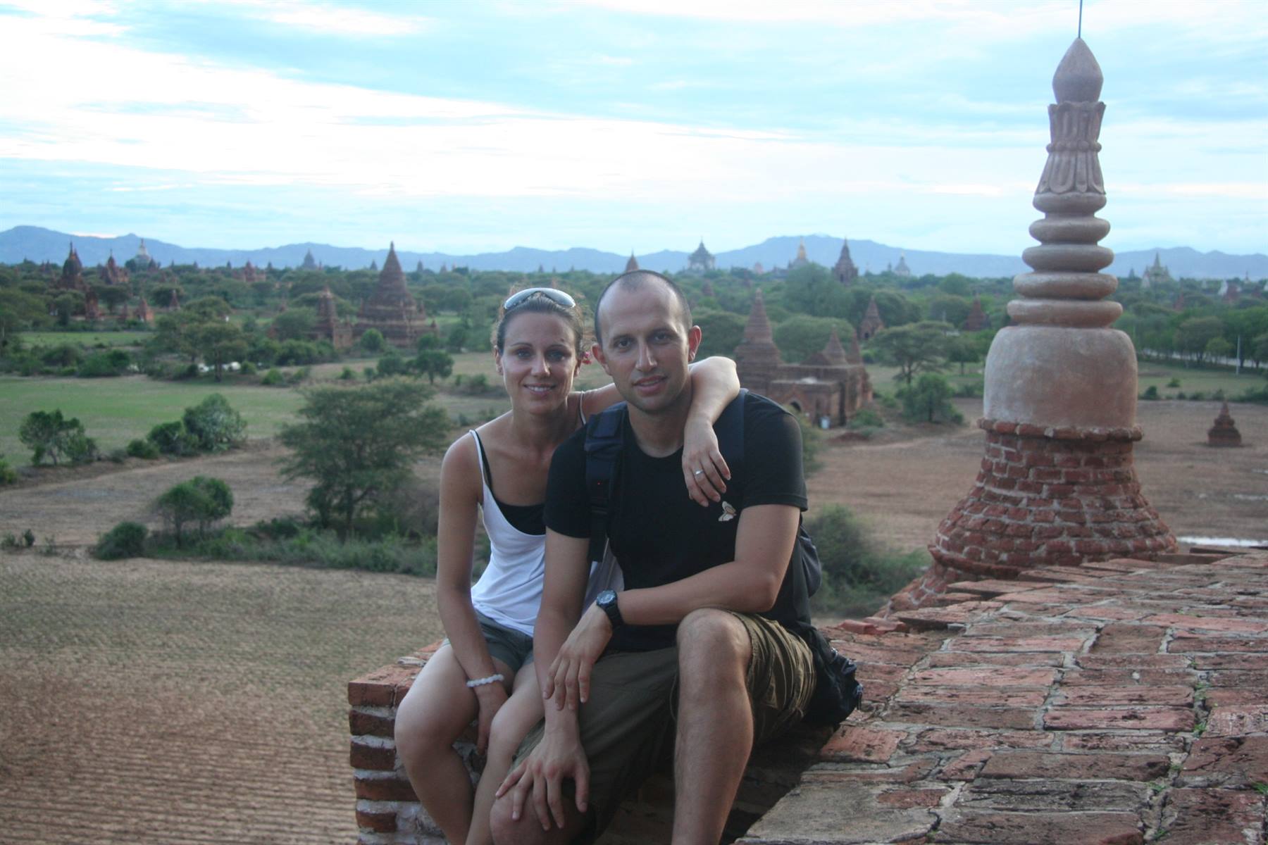 Coppia su terrazza in mattoni con pagode e stupa intorno, Bagan