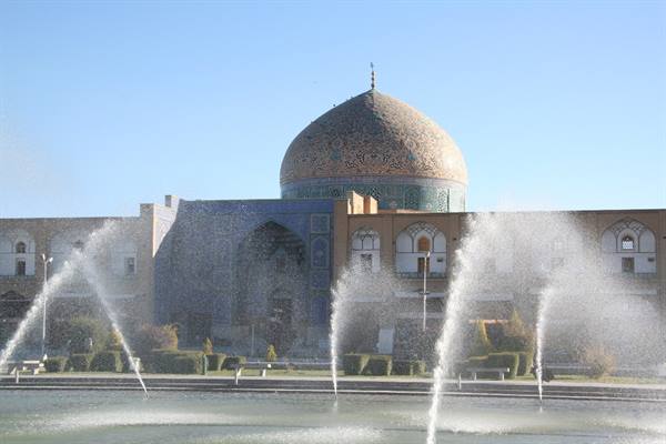 Fountains and dome of Sheikh Lotfollah Mosque, Naqsh-e Jahan, Esfahan