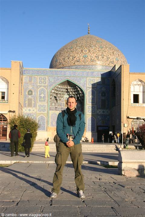 Tourist in front of Sheikh Lotfollah Mosque, tiled dome in Esfahan