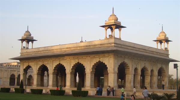 Marble pavilion with arches and domed kiosks, visitors strolling on the lawn, Diwan-i-Khas