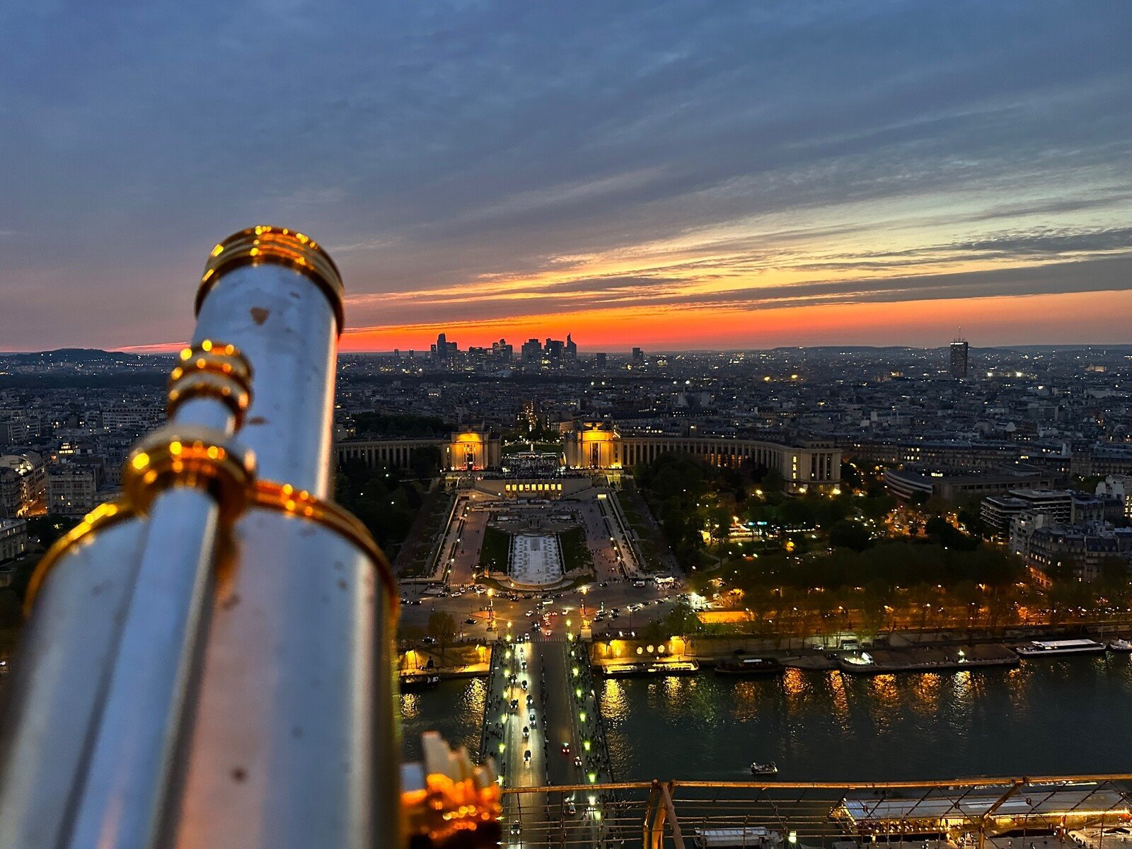Cannocchiale dorato in primo piano sulla Torre Eiffel, Trocadéro illuminato al crepuscolo