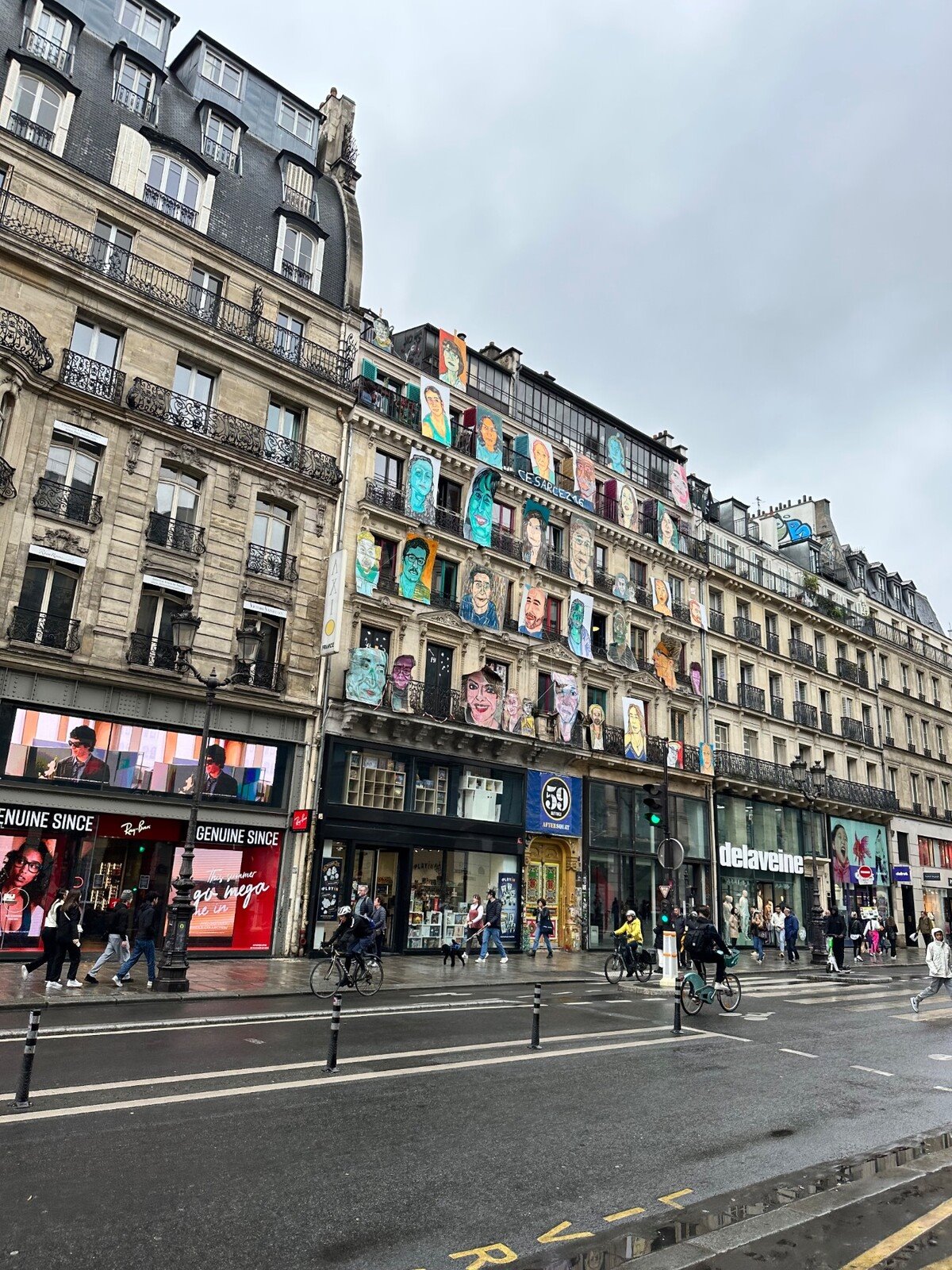 Passeggiando per rue de Rivoli, sotto i volti colorati che vestono Parigi.