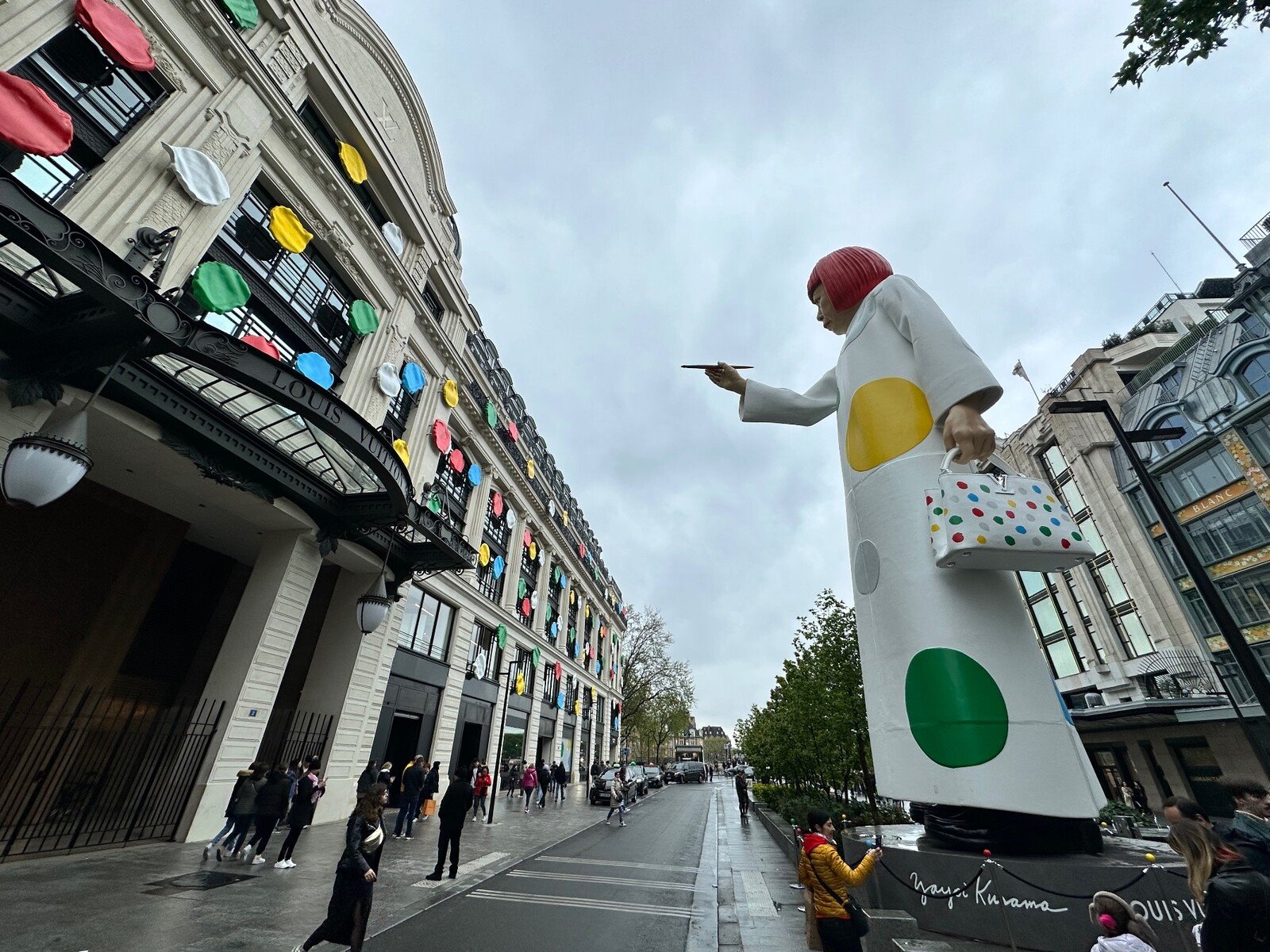 Sulle boulevard di Parigi, Yayoi Kusama colora i Louis Vuitton.