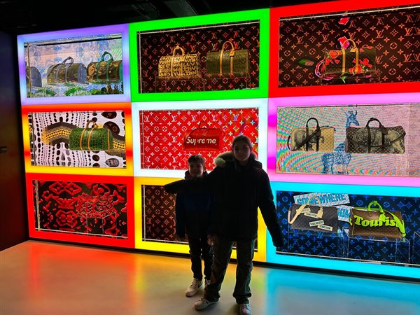 Immersed in the colours of the Louis Vuitton exhibition, a memory not to forget.