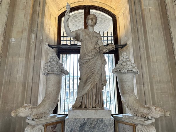Ancient wonders at the Louvre, between golden light and suspended silence.