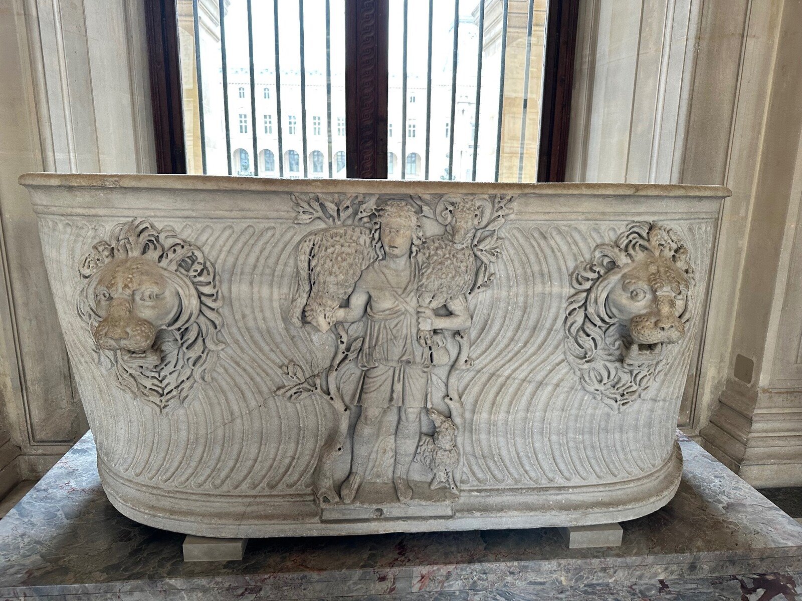 Meraviglie antiche al Louvre, un silenzio che racconta secoli di storia.