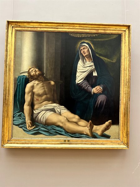 Pietà in the gallery: silence moves you more than any word.