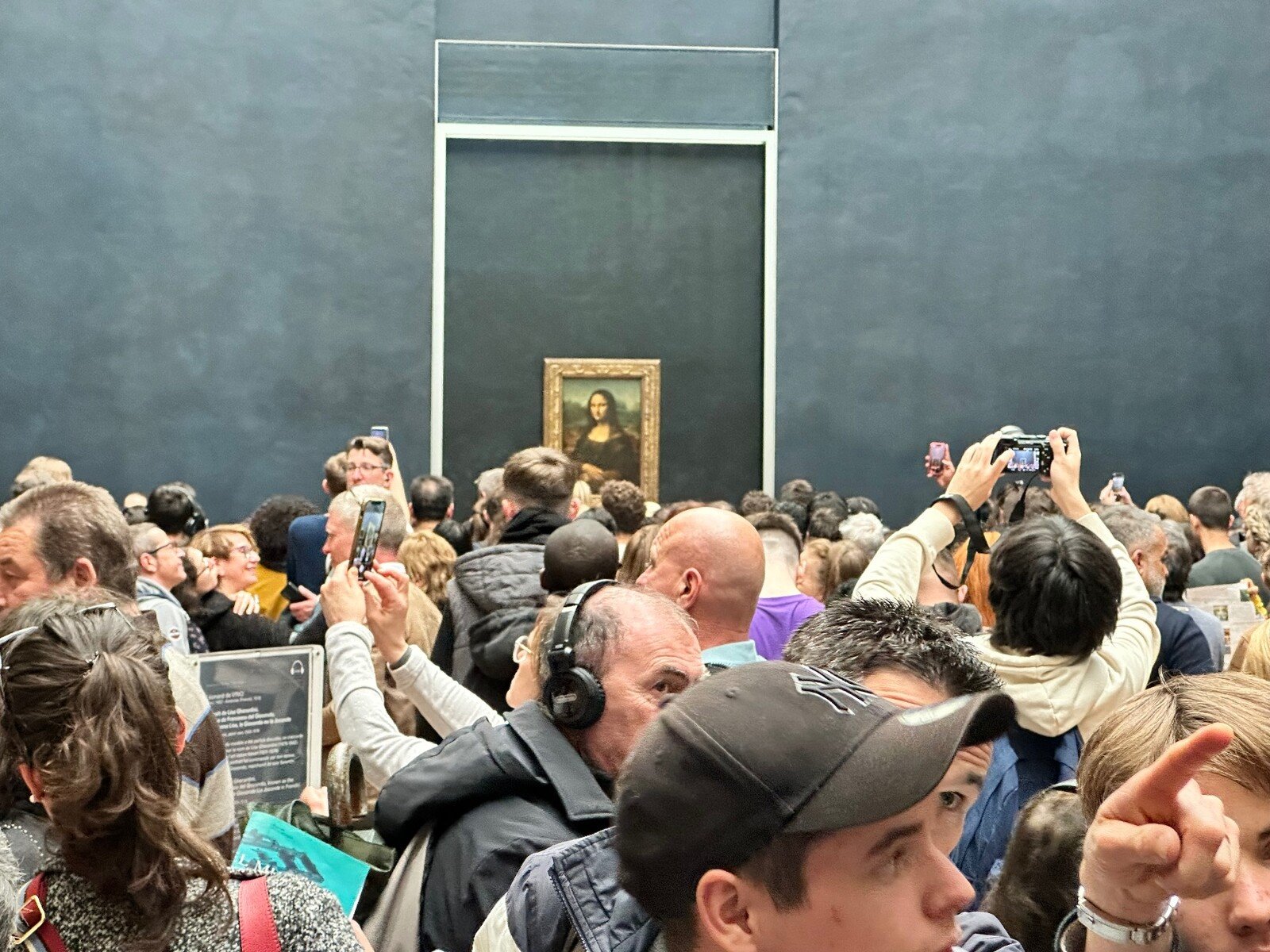 Finalmente il sorriso della Gioconda al Louvre, amid tanta gente emozionata.