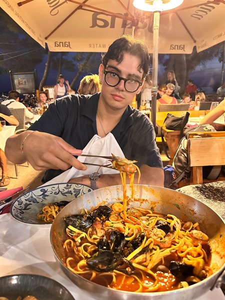 Seafood tagliatelle on the beach: an evening that tastes of summer.