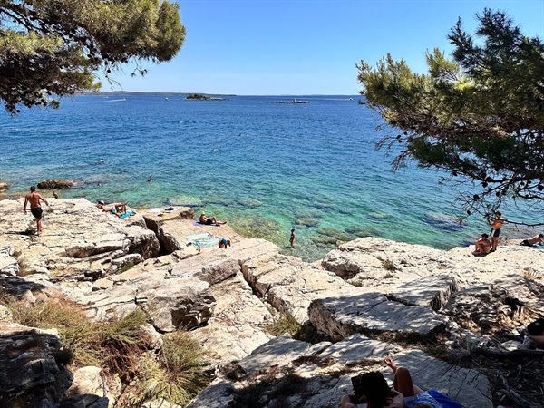 A dip in the turquoise waters among the rocks, inside a perfect summer.