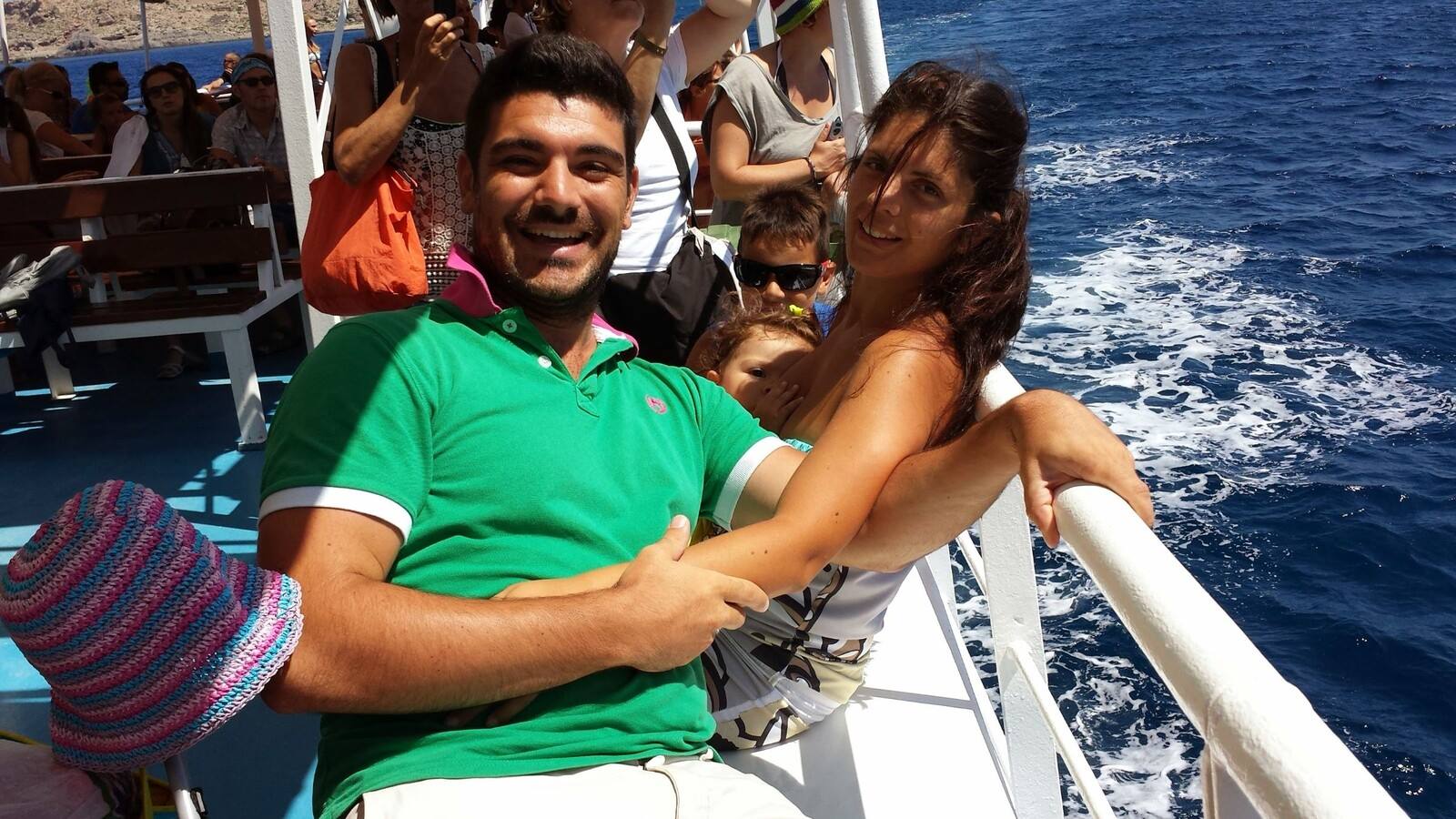 Sorridendo al vento in mare, in crociera tutti insieme.