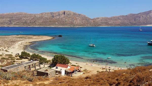 A sofa above all, turquoise waters and an anchored boat: endless peace.