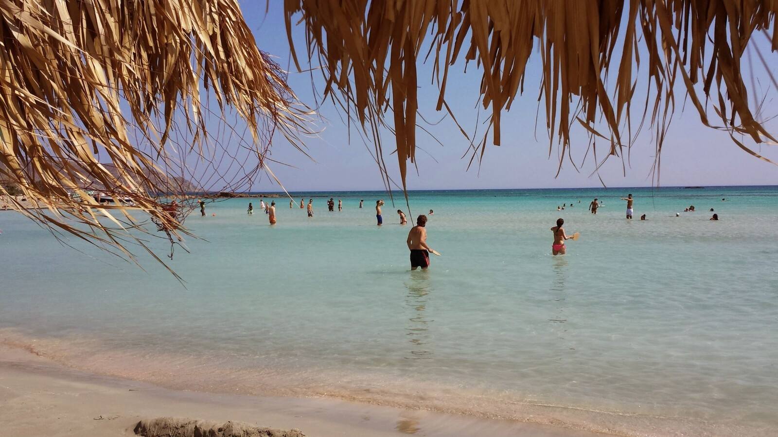 Sotto l'ombra del pagliaio, un tuffo nell'acqua turchese di Elafonissi.