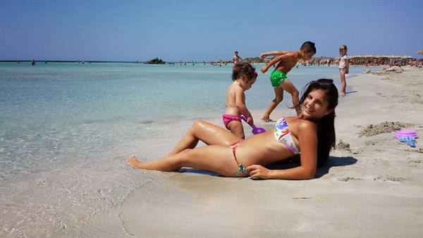 An afternoon of sun and games on the shore, with the children running happily.