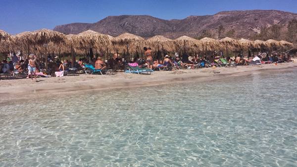 Under the thatched umbrellas, turquoise waters and lazy sweetness: a summer that smells of relaxation.