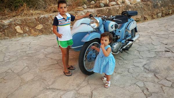 Discovering a vintage motorbike with sidecar, what wonder in the eyes!