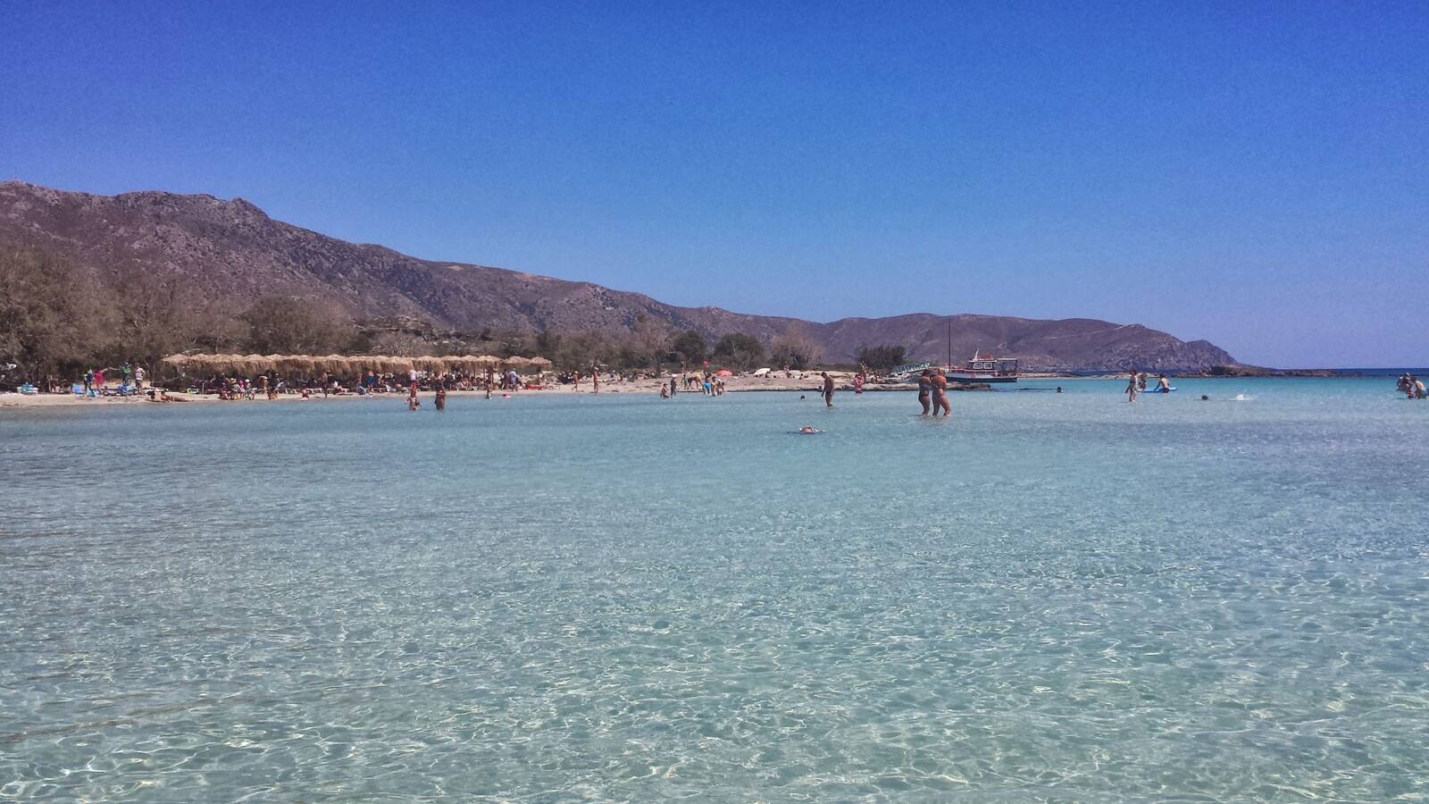 Acque turchesi e sabbia chiara: una giornata perfetta in spiaggia.