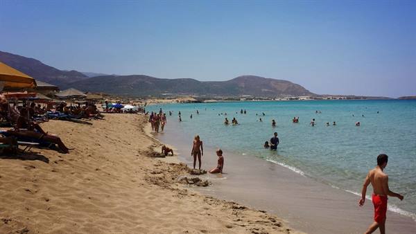 A day of sun and turquoise sea between swims and relaxation on the beach.